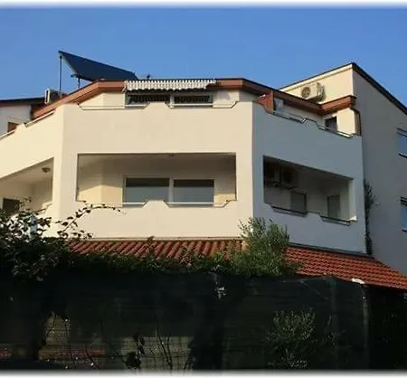 Apartment With Free Parking And No Balcony But Terase In Front Of The House Pula
