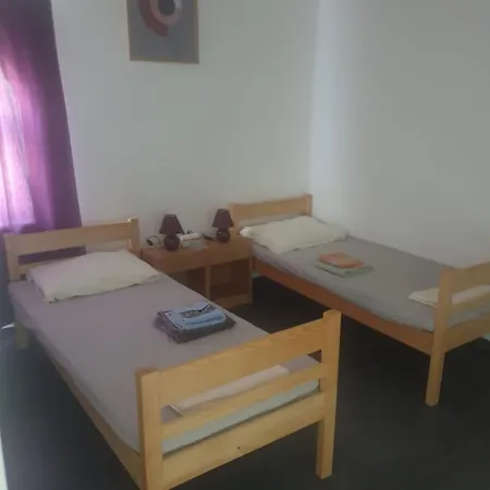 With Free Parking And No Balcony But Terase In Front Of The House Apartmán
