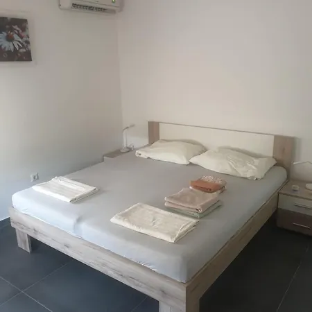 Apartment With Free Parking And No Balcony But Terase In Front Of The House *