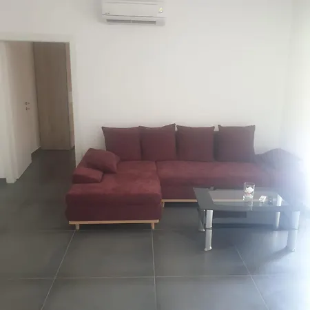 Apartment With Free Parking And No Balcony But Terase In Front Of The House *