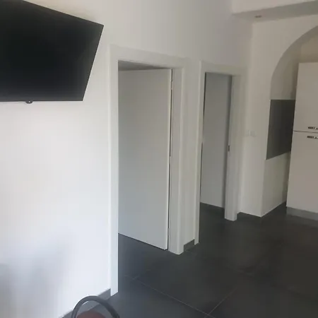 With Free Parking And No Balcony But Terase In Front Of The House Apartment